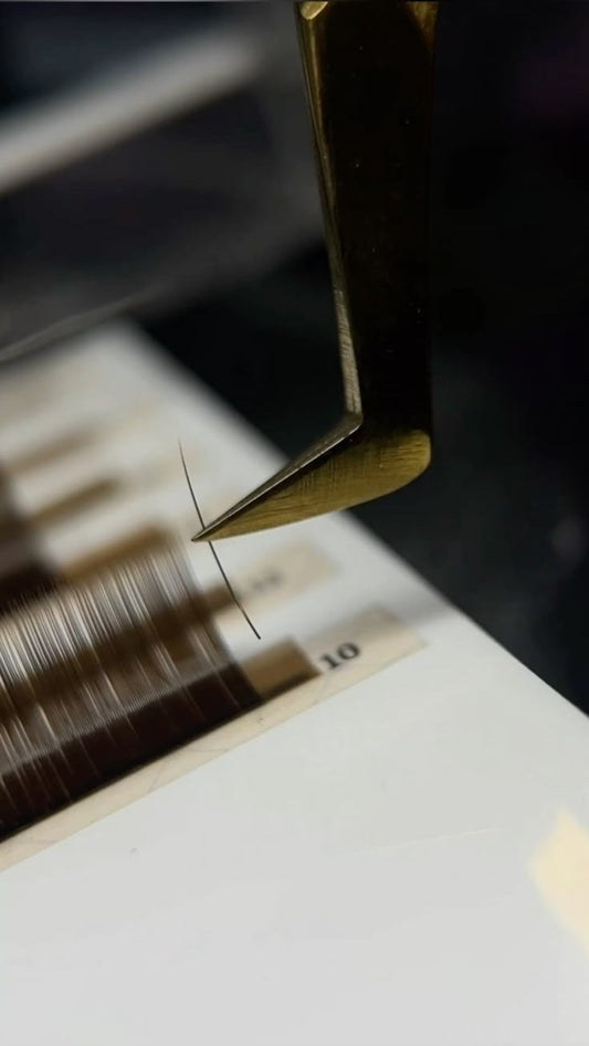Key Factors to Consider When Choosing Eyelash Extensions: Curl, Thickness, and Material